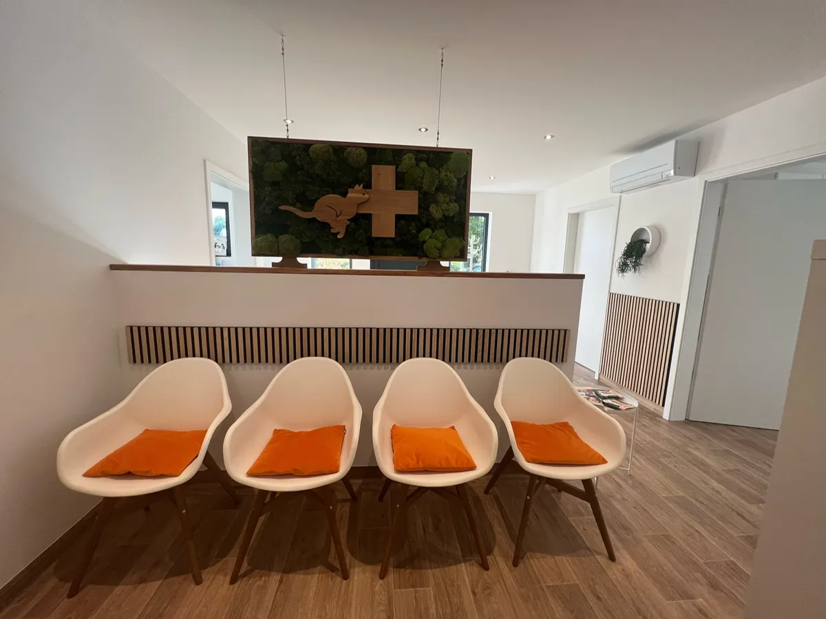 Sitzbereich mit Wandkunst